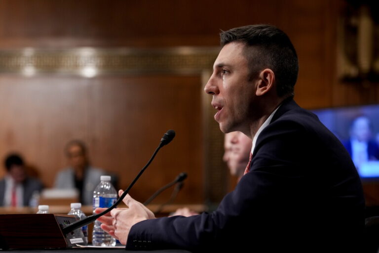 FDIC proposes slim resolution plans, lower insurance fees