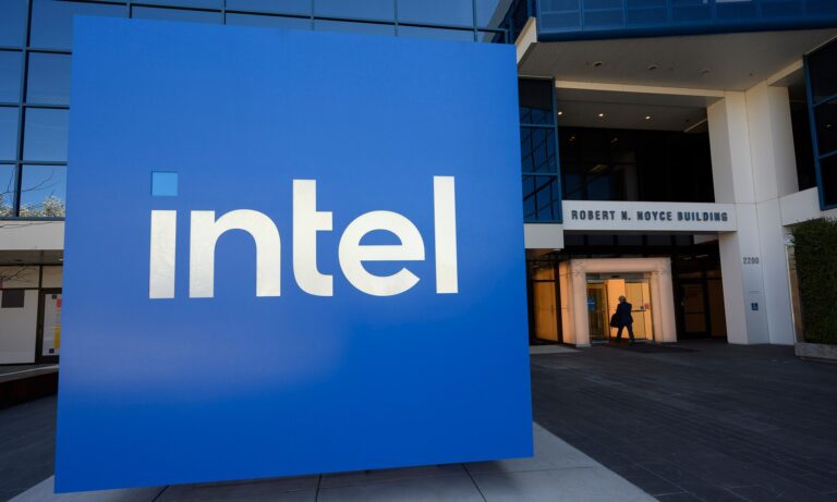 Intel Costs 62 Times Next Year’s Earnings. It Lost $11 Billion Over the Past Year.