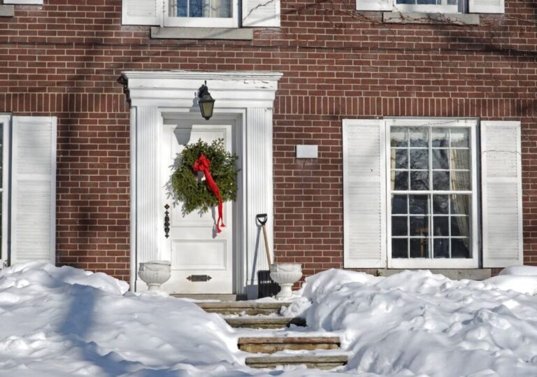 20 DIY Christmas Door Decorations